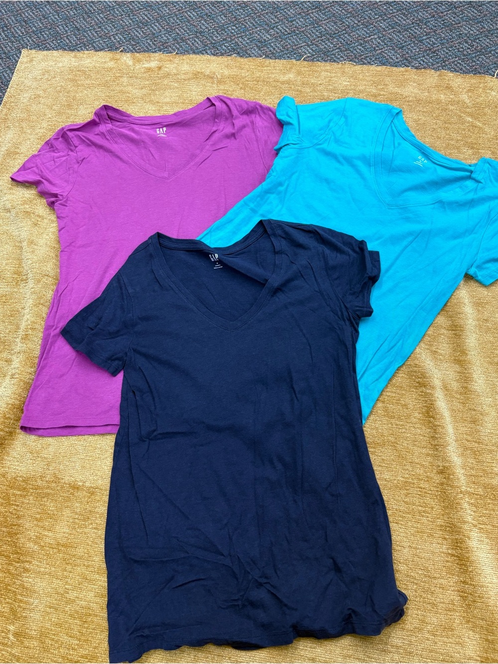 Gap Set of 3 size medium V-Neck short sleeve Tee Shirts in Purple, Teal & Navy